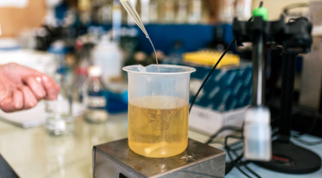 Cómo afecta la densidad del líquido a las mediciones volumétricas